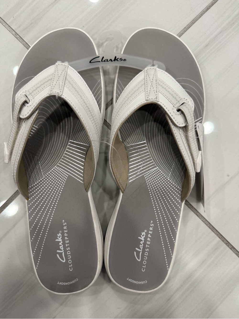 Clarks White Cushioned Thong Sandals one callout see last picture. NWT size 11